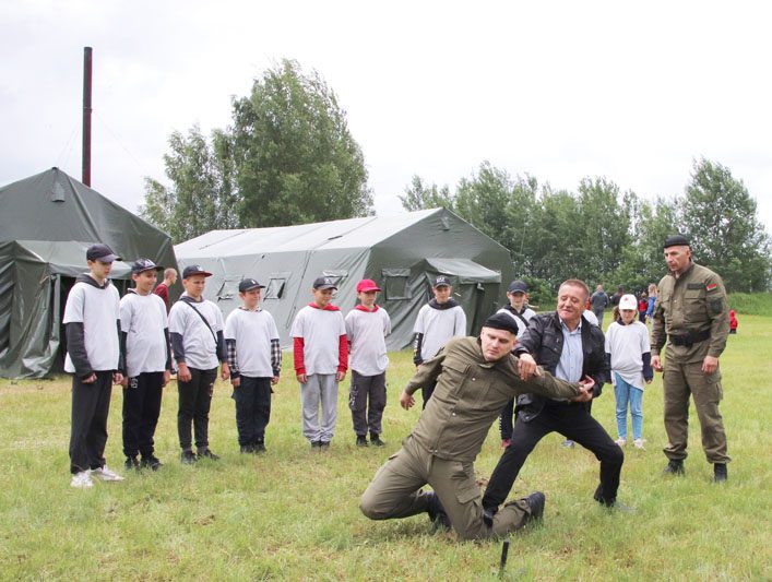 Армейский вайб: насыщенный день прошел в полевом лагере "зубров" Армейский вайб: насыщенный день прошел в полевом лагере "зубров"