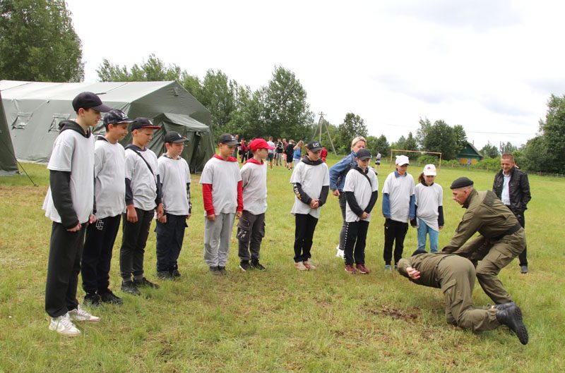 Армейский вайб: насыщенный день прошел в полевом лагере "зубров" Армейский вайб: насыщенный день прошел в полевом лагере "зубров"
