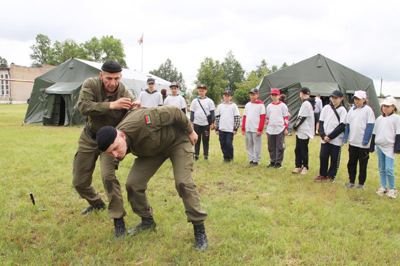 Армейский вайб: насыщенный день прошел в полевом лагере "зубров" Армейский вайб: насыщенный день прошел в полевом лагере "зубров"