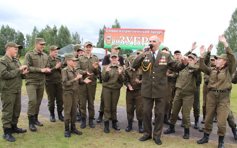 Армейский вайб: насыщенный день прошел в полевом лагере "зубров" Армейский вайб: насыщенный день прошел в полевом лагере "зубров"