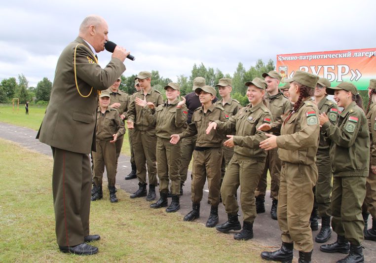 Армейский вайб: насыщенный день прошел в полевом лагере "зубров" Армейский вайб: насыщенный день прошел в полевом лагере "зубров"