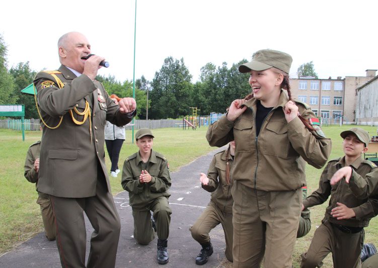 Армейский вайб: насыщенный день прошел в полевом лагере "зубров" Армейский вайб: насыщенный день прошел в полевом лагере "зубров"