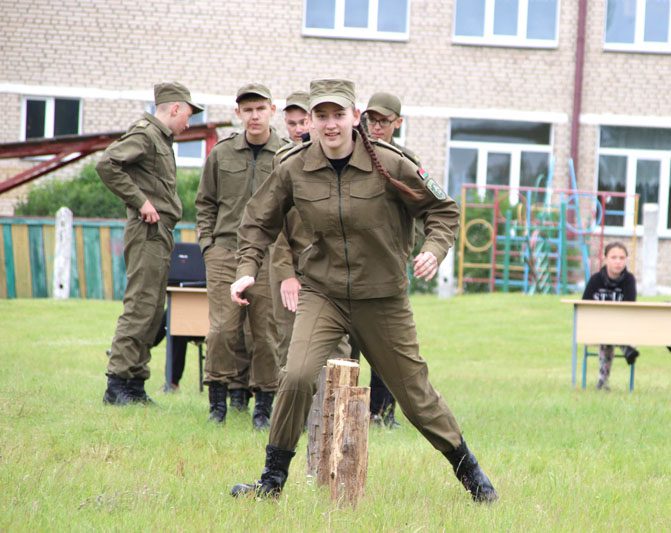 Армейский вайб: насыщенный день прошел в полевом лагере "зубров" Армейский вайб: насыщенный день прошел в полевом лагере "зубров"