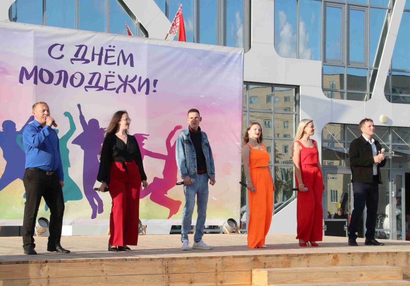 Танцы дотемна: костюковчане весело и ярко отметили праздник молодости и надежд Танцы дотемна: костюковчане весело и ярко отметили праздник молодости и надежд