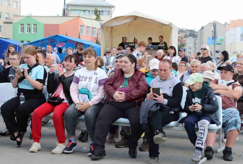 Танцы дотемна: костюковчане весело и ярко отметили праздник молодости и надежд Танцы дотемна: костюковчане весело и ярко отметили праздник молодости и надежд