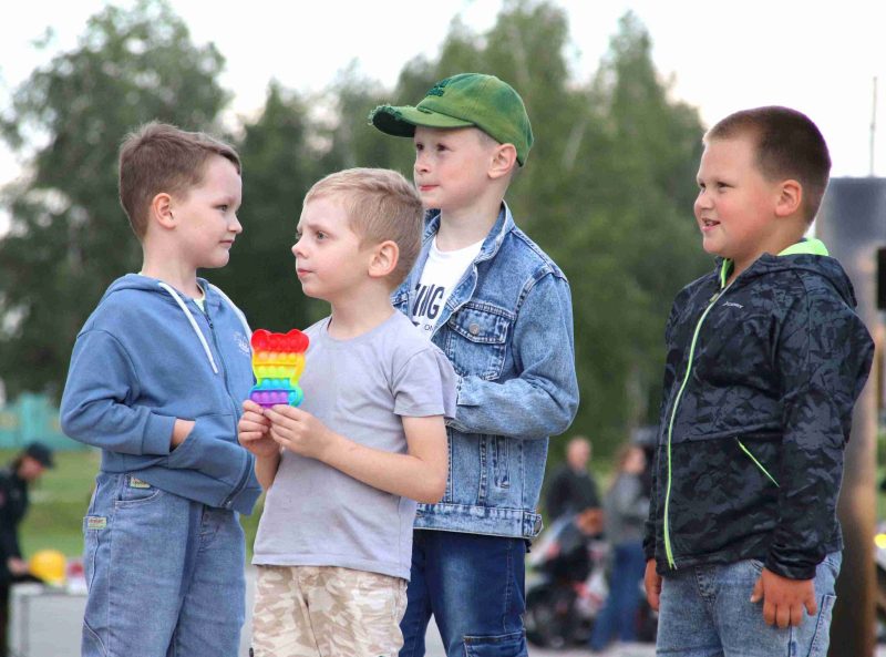 Танцы дотемна: костюковчане весело и ярко отметили праздник молодости и надежд Танцы дотемна: костюковчане весело и ярко отметили праздник молодости и надежд