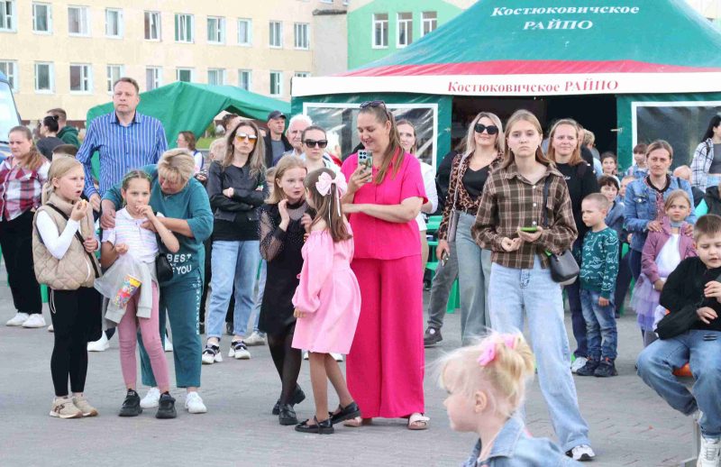 Танцы дотемна: костюковчане весело и ярко отметили праздник молодости и надежд Танцы дотемна: костюковчане весело и ярко отметили праздник молодости и надежд