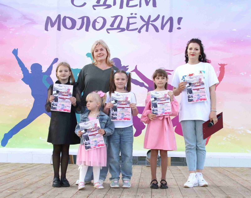 Танцы дотемна: костюковчане весело и ярко отметили праздник молодости и надежд Танцы дотемна: костюковчане весело и ярко отметили праздник молодости и надежд