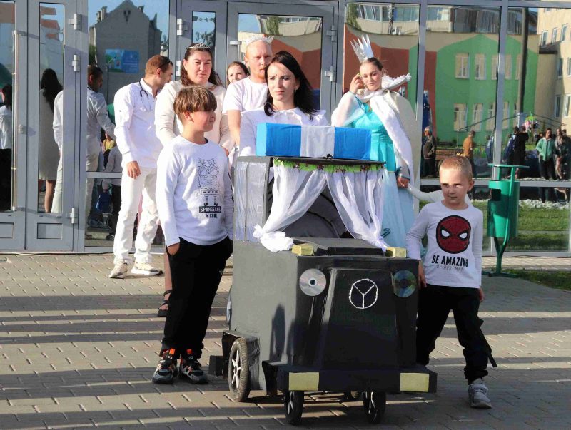 Танцы дотемна: костюковчане весело и ярко отметили праздник молодости и надежд Танцы дотемна: костюковчане весело и ярко отметили праздник молодости и надежд