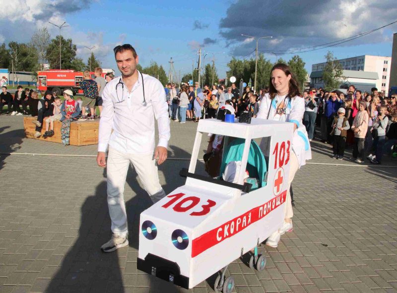 Танцы дотемна: костюковчане весело и ярко отметили праздник молодости и надежд Танцы дотемна: костюковчане весело и ярко отметили праздник молодости и надежд