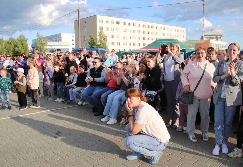 Танцы дотемна: костюковчане весело и ярко отметили праздник молодости и надежд Танцы дотемна: костюковчане весело и ярко отметили праздник молодости и надежд