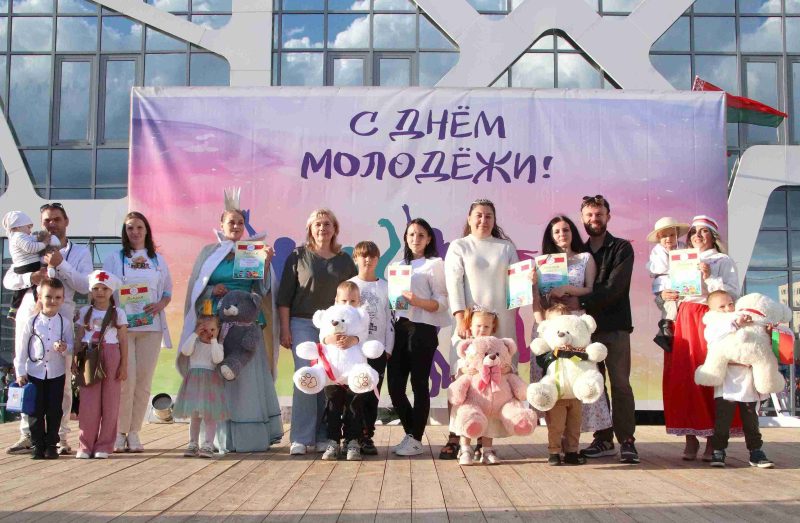 Танцы дотемна: костюковчане весело и ярко отметили праздник молодости и надежд Танцы дотемна: костюковчане весело и ярко отметили праздник молодости и надежд