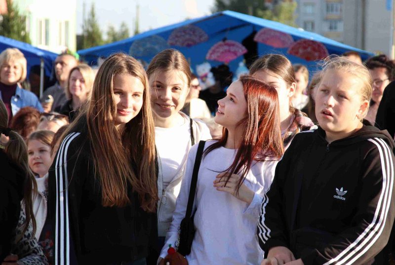 Танцы дотемна: костюковчане весело и ярко отметили праздник молодости и надежд Танцы дотемна: костюковчане весело и ярко отметили праздник молодости и надежд