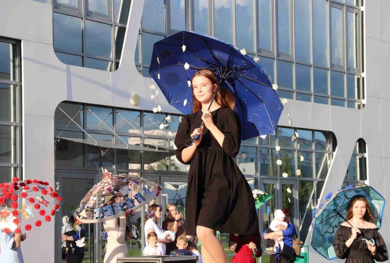 Танцы дотемна: костюковчане весело и ярко отметили праздник молодости и надежд Танцы дотемна: костюковчане весело и ярко отметили праздник молодости и надежд