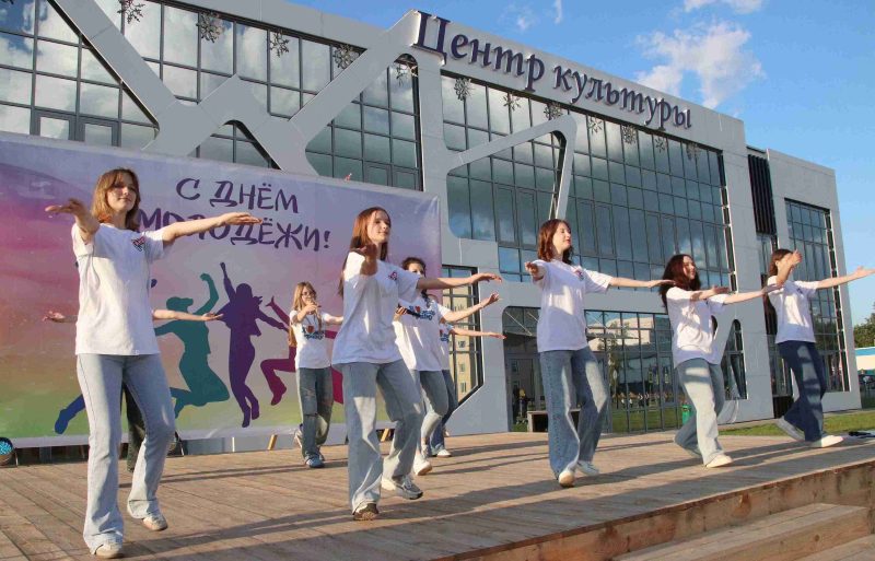 Танцы дотемна: костюковчане весело и ярко отметили праздник молодости и надежд Танцы дотемна: костюковчане весело и ярко отметили праздник молодости и надежд