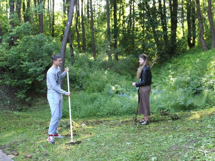 Костюковичская молодежь подключилась к благоустройству экологической тропы