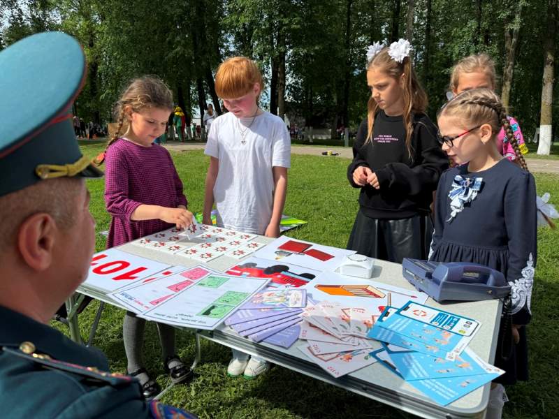 В рамках информационно-пропагандистской акции «Безопасные каникулы» спасатели районного отдела по ЧС провели мероприятие для детворы и взрослых В рамках информационно-пропагандистской акции «Безопасные каникулы» спасатели районного отдела по ЧС провели мероприятие для детворы и взрослых