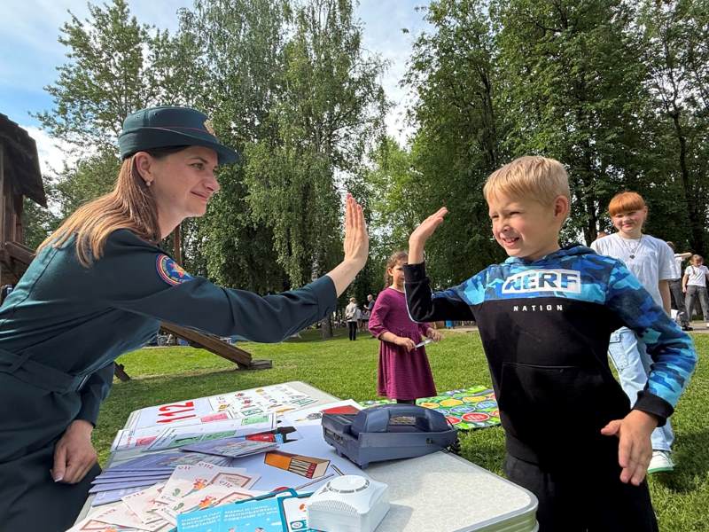 В рамках информационно-пропагандистской акции «Безопасные каникулы» спасатели районного отдела по ЧС провели мероприятие для детворы и взрослых В рамках информационно-пропагандистской акции «Безопасные каникулы» спасатели районного отдела по ЧС провели мероприятие для детворы и взрослых