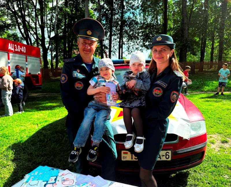 В рамках информационно-пропагандистской акции «Безопасные каникулы» спасатели районного отдела по ЧС провели мероприятие для детворы и взрослых В рамках информационно-пропагандистской акции «Безопасные каникулы» спасатели районного отдела по ЧС провели мероприятие для детворы и взрослых