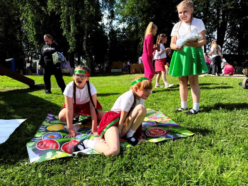 В рамках информационно-пропагандистской акции «Безопасные каникулы» спасатели районного отдела по ЧС провели мероприятие для детворы и взрослых В рамках информационно-пропагандистской акции «Безопасные каникулы» спасатели районного отдела по ЧС провели мероприятие для детворы и взрослых