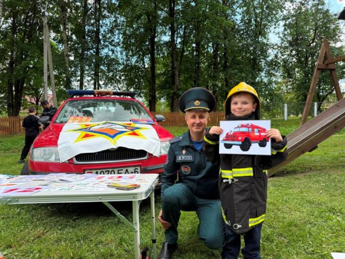 В рамках информационно-пропагандистской акции «Безопасные каникулы» спасатели районного отдела по ЧС провели мероприятие для детворы и взрослых