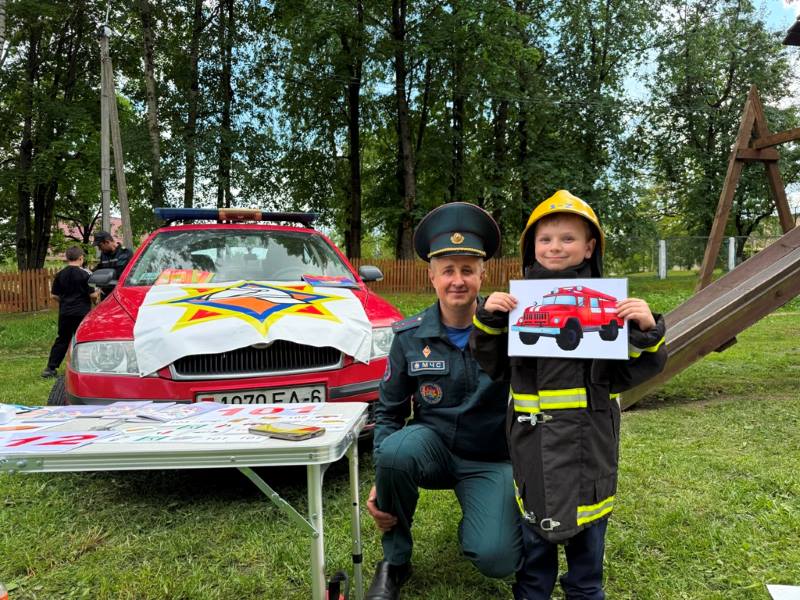 В рамках информационно-пропагандистской акции «Безопасные каникулы» спасатели районного отдела по ЧС провели мероприятие для детворы и взрослых В рамках информационно-пропагандистской акции «Безопасные каникулы» спасатели районного отдела по ЧС провели мероприятие для детворы и взрослых