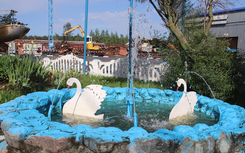 Ухоженная территория, малые архитектурные формы, красивый дизайн - все это создано руками работников Могилеввторчермета