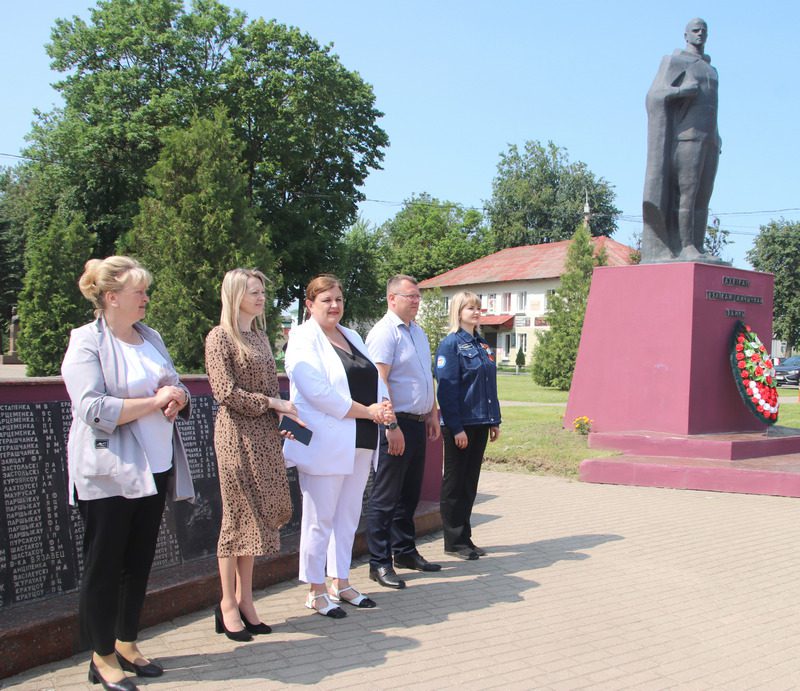 В Костюковичах в торжественной обстановке дан старт третьему "Трудовому семестру" В Костюковичах в торжественной обстановке дан старт третьему "Трудовому семестру"