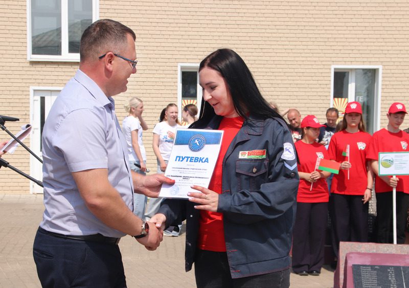 В Костюковичах в торжественной обстановке дан старт третьему "Трудовому семестру" В Костюковичах в торжественной обстановке дан старт третьему "Трудовому семестру"