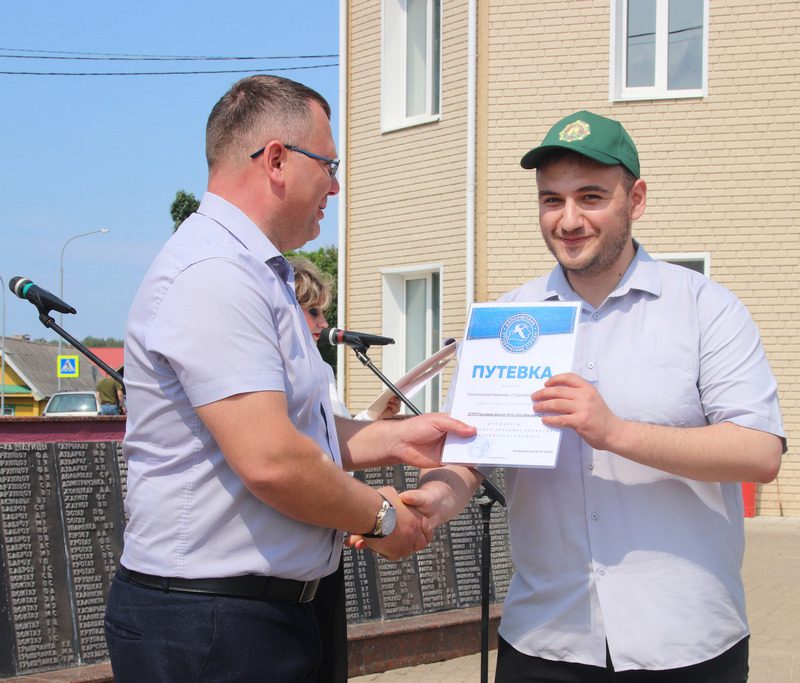 В Костюковичах в торжественной обстановке дан старт третьему "Трудовому семестру" В Костюковичах в торжественной обстановке дан старт третьему "Трудовому семестру"