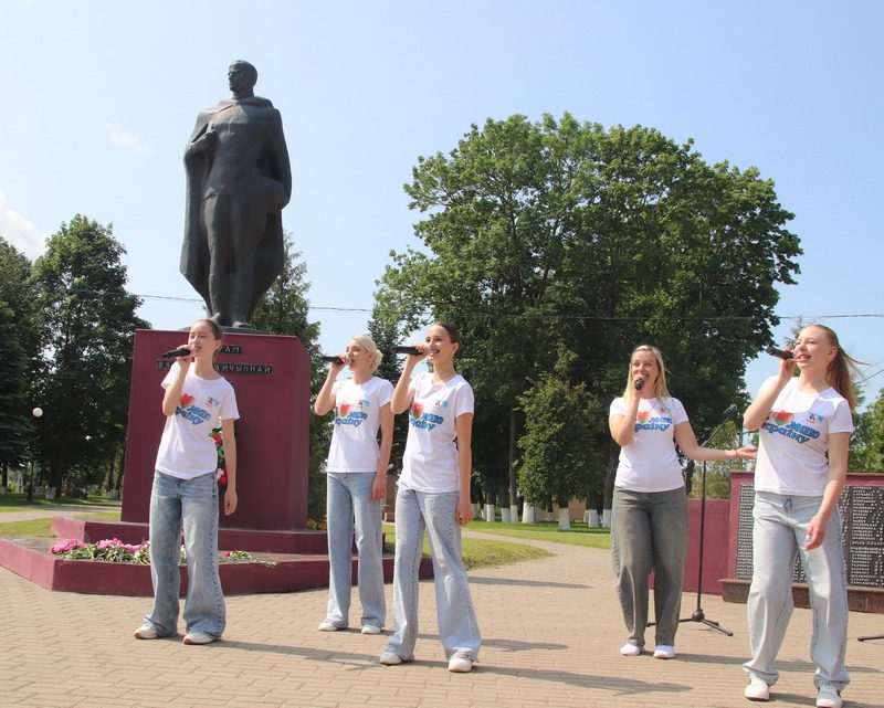 В Костюковичах в торжественной обстановке дан старт третьему "Трудовому семестру" В Костюковичах в торжественной обстановке дан старт третьему "Трудовому семестру"
