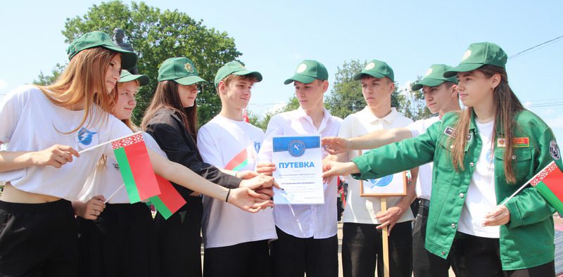 В Костюковичах в торжественной обстановке дан старт третьему "Трудовому семестру" В Костюковичах в торжественной обстановке дан старт третьему "Трудовому семестру"