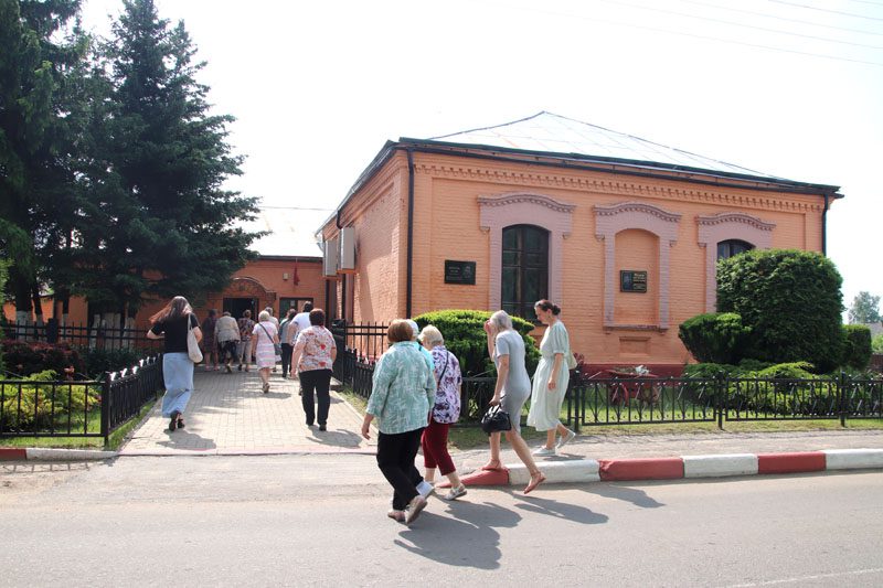 Прикоснуться к Нерукотворному образу смогли волонтеры и члены группы «Активное долголетие» Прикоснуться к Нерукотворному образу смогли волонтеры и члены группы «Активное долголетие»