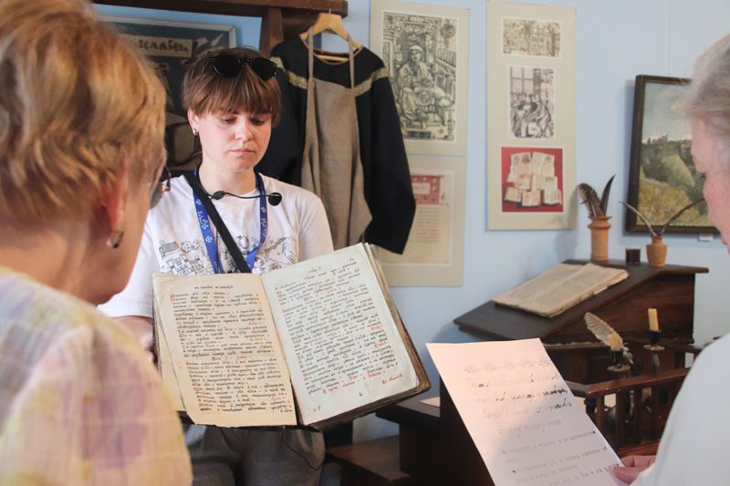 Прикоснуться к Нерукотворному образу смогли волонтеры и члены группы «Активное долголетие» Прикоснуться к Нерукотворному образу смогли волонтеры и члены группы «Активное долголетие»