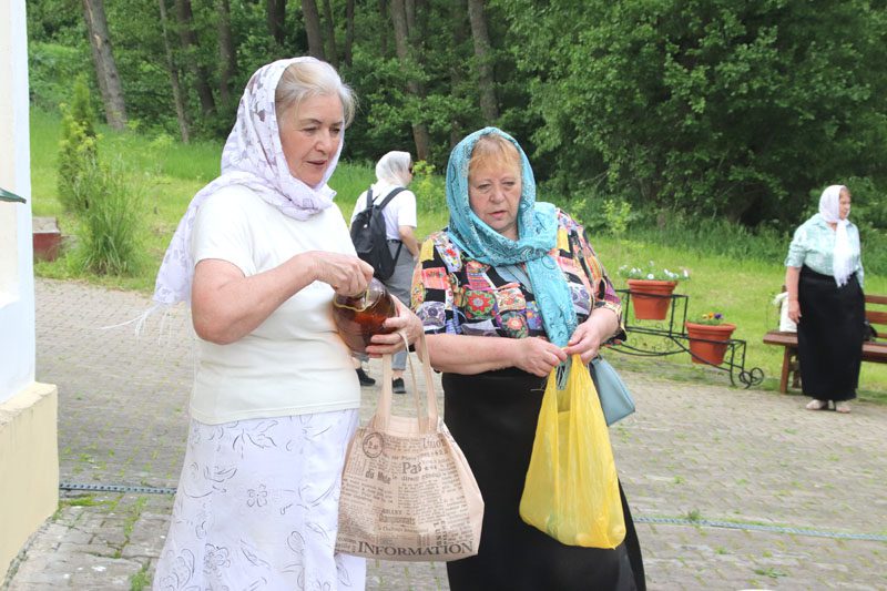 Прикоснуться к Нерукотворному образу смогли волонтеры и члены группы «Активное долголетие» Прикоснуться к Нерукотворному образу смогли волонтеры и члены группы «Активное долголетие»