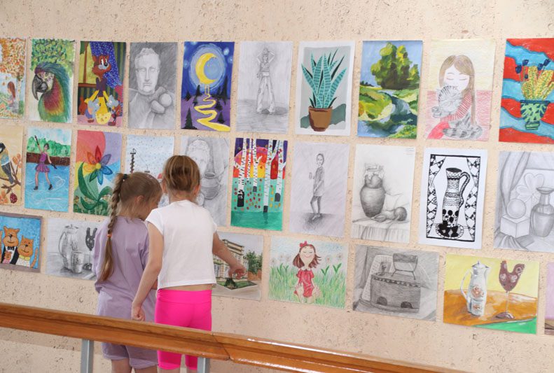 Выставка работ выпускников Костюковичской ДШИИ: приходите удивляться и восхищаться