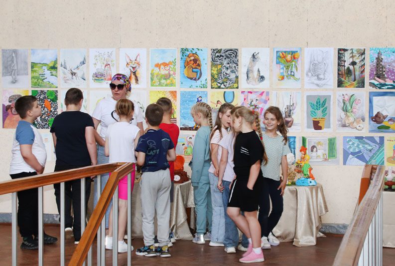 Выставка работ выпускников Костюковичской ДШИИ: приходите удивляться и восхищаться