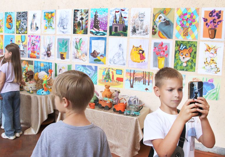 Выставка работ выпускников Костюковичской ДШИИ: приходите удивляться и восхищаться