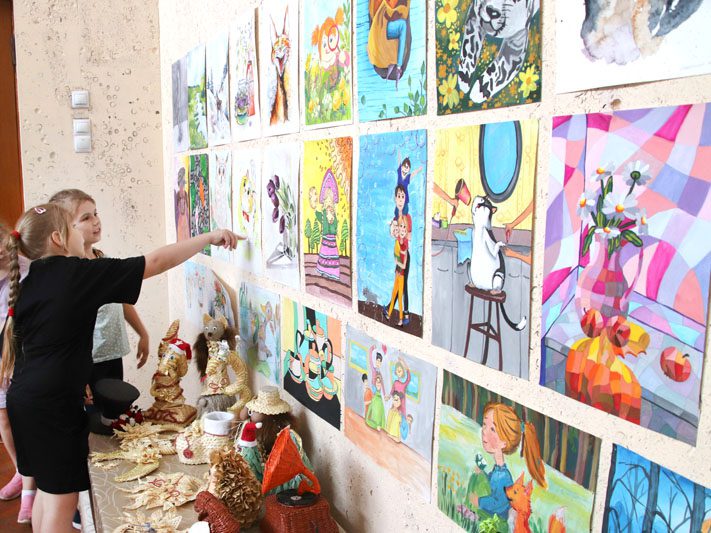 Выставка работ выпускников Костюковичской ДШИИ: приходите удивляться и восхищаться