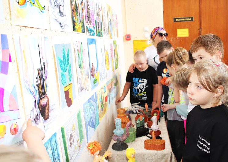 Выставка работ выпускников Костюковичской ДШИИ: приходите удивляться и восхищаться