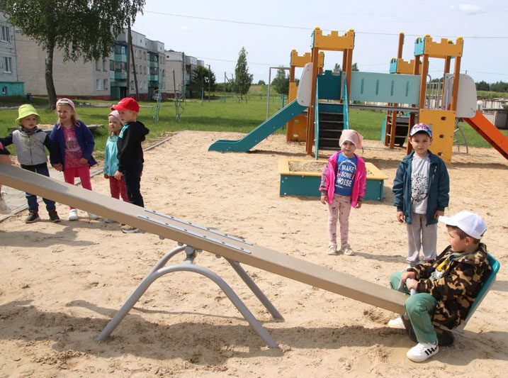 В агрогородке Тупичино установили новую детскую площадку