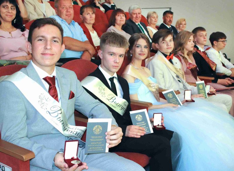 ФОТОФАКТ: Выпускной вечер прошел в Костюковичах