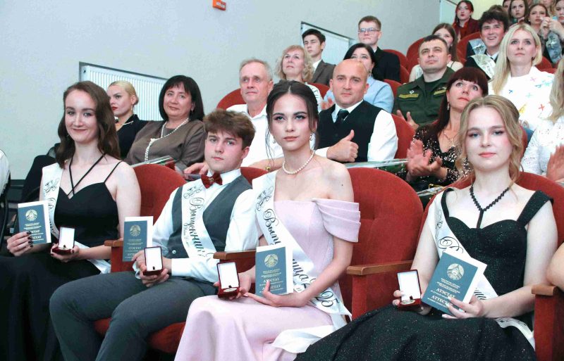 ФОТОФАКТ: Выпускной вечер прошел в Костюковичах