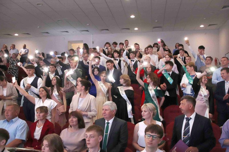 ФОТОФАКТ: Выпускной вечер прошел в Костюковичах