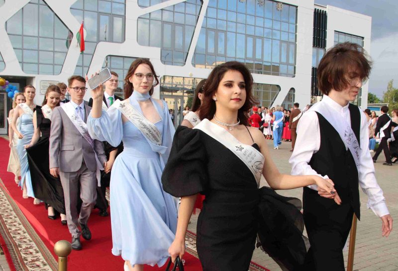 ФОТОФАКТ: Выпускной вечер прошел в Костюковичах