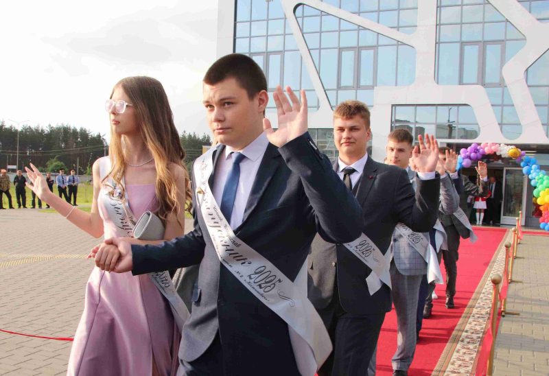 ФОТОФАКТ: Выпускной вечер прошел в Костюковичах