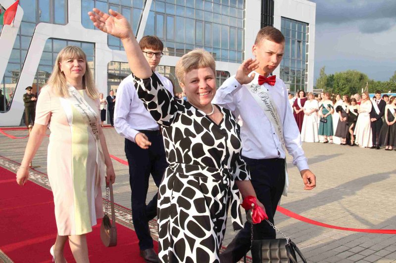 ФОТОФАКТ: Выпускной вечер прошел в Костюковичах