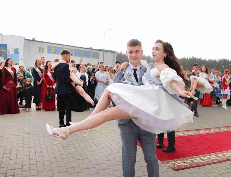 ФОТОФАКТ: Выпускной вечер прошел в Костюковичах