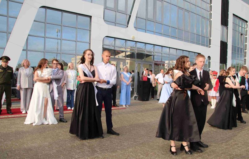 ФОТОФАКТ: Выпускной вечер прошел в Костюковичах