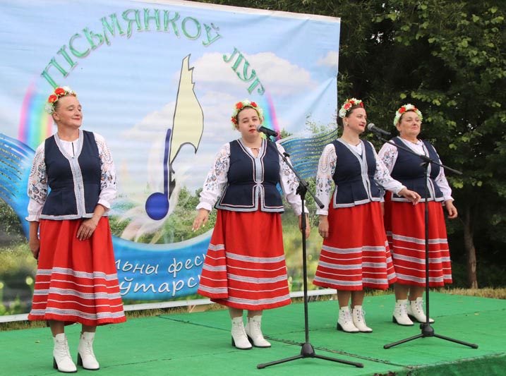 Белынковичи приветствовали гостей фестиваля "Письменков луг"
